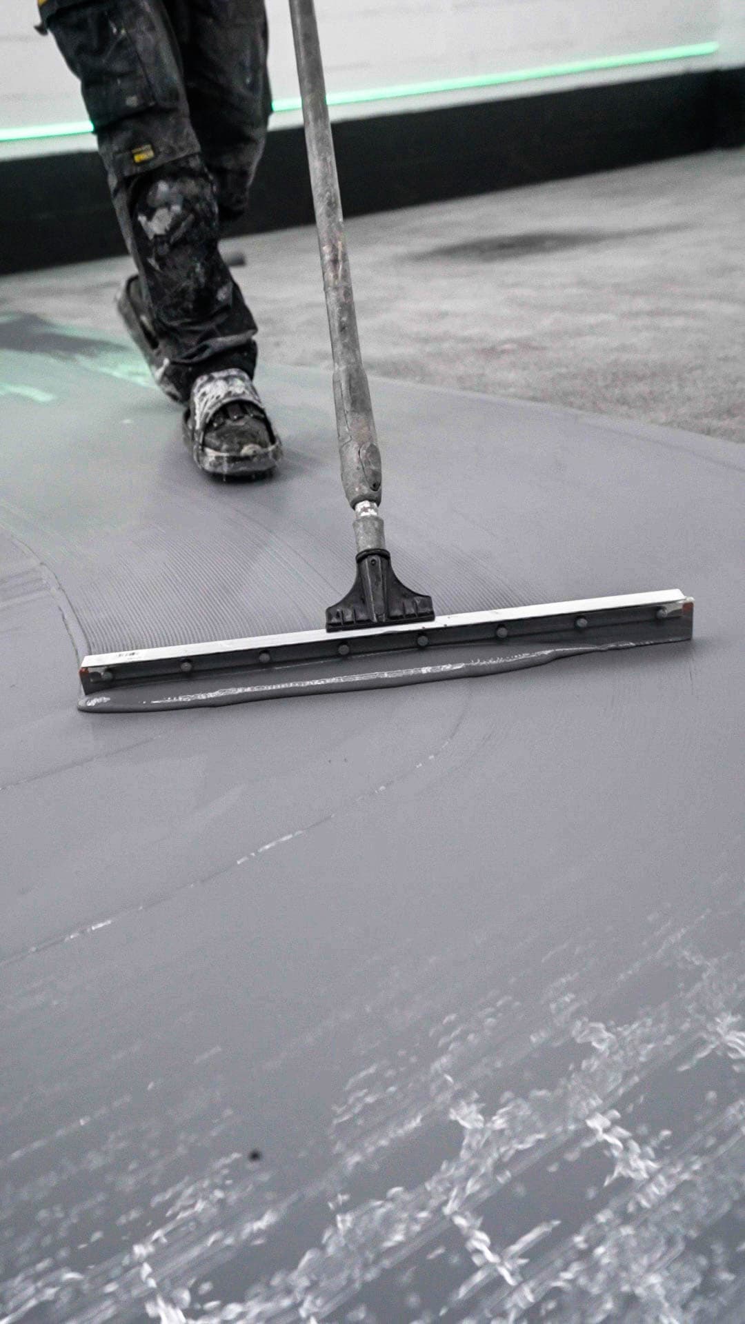 Close detail of resin spreader technique.